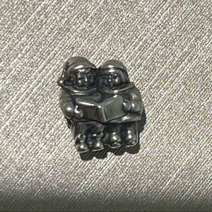 Pandora Christmas carolers